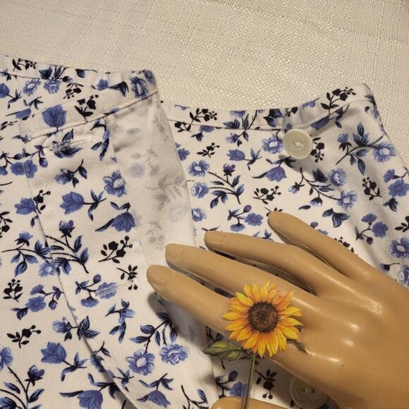Basic Editions, Not Worn, Women's White with a Blue Floral Desin Skort, Size 14 - Picture 3 of 8